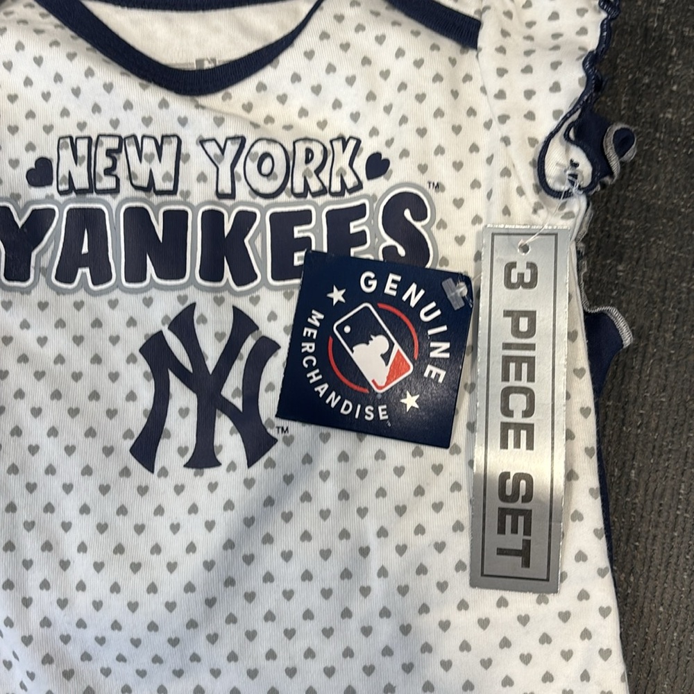 3 Piece New York Yankees Girls Onies NWT - Picture 5 of 5